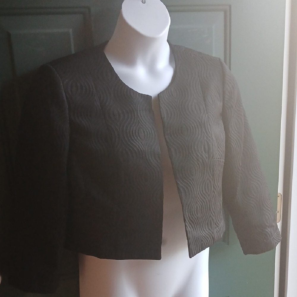 Elegant Black Cropped Jacket.